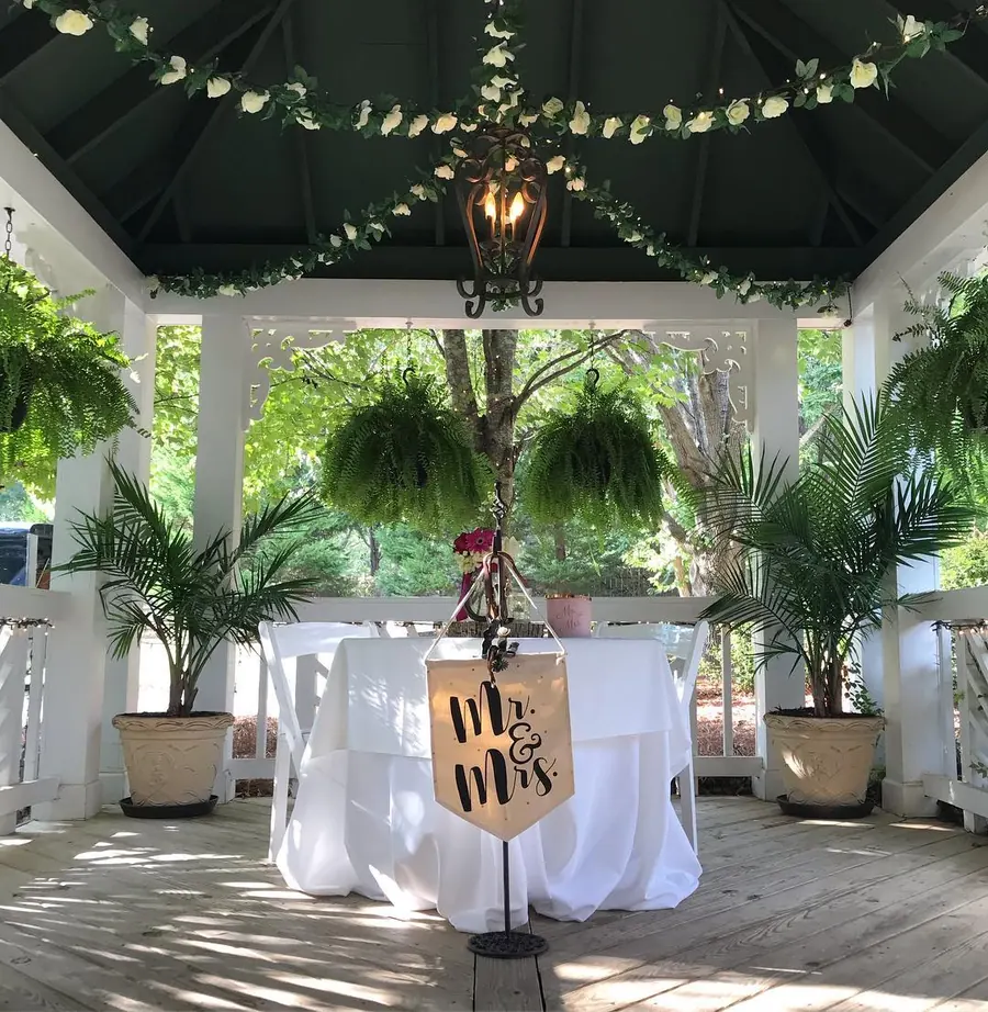 Sweetheart table in the gazebo with hanging ferns