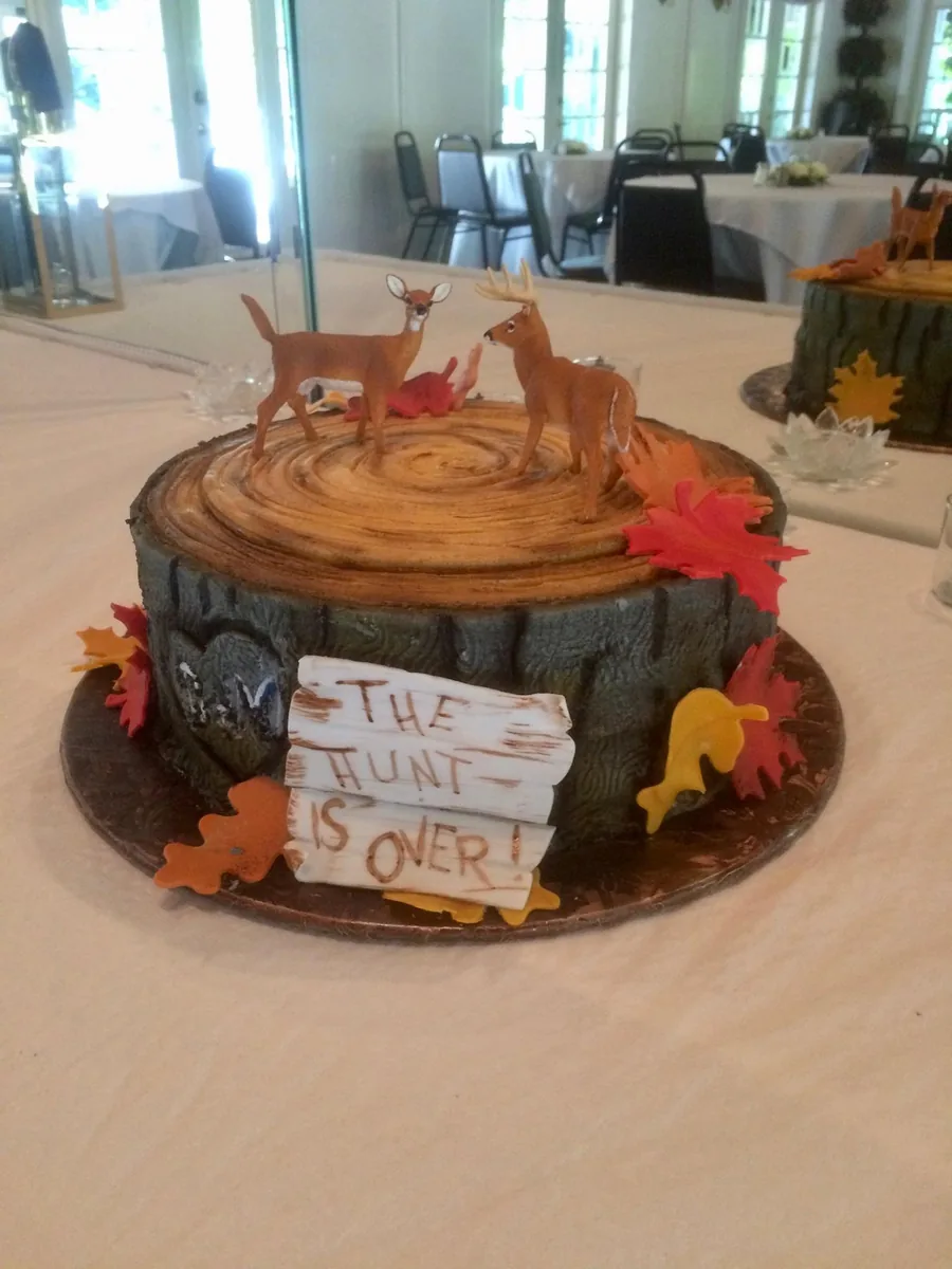 Rustic wedding cake on a wood slice stand